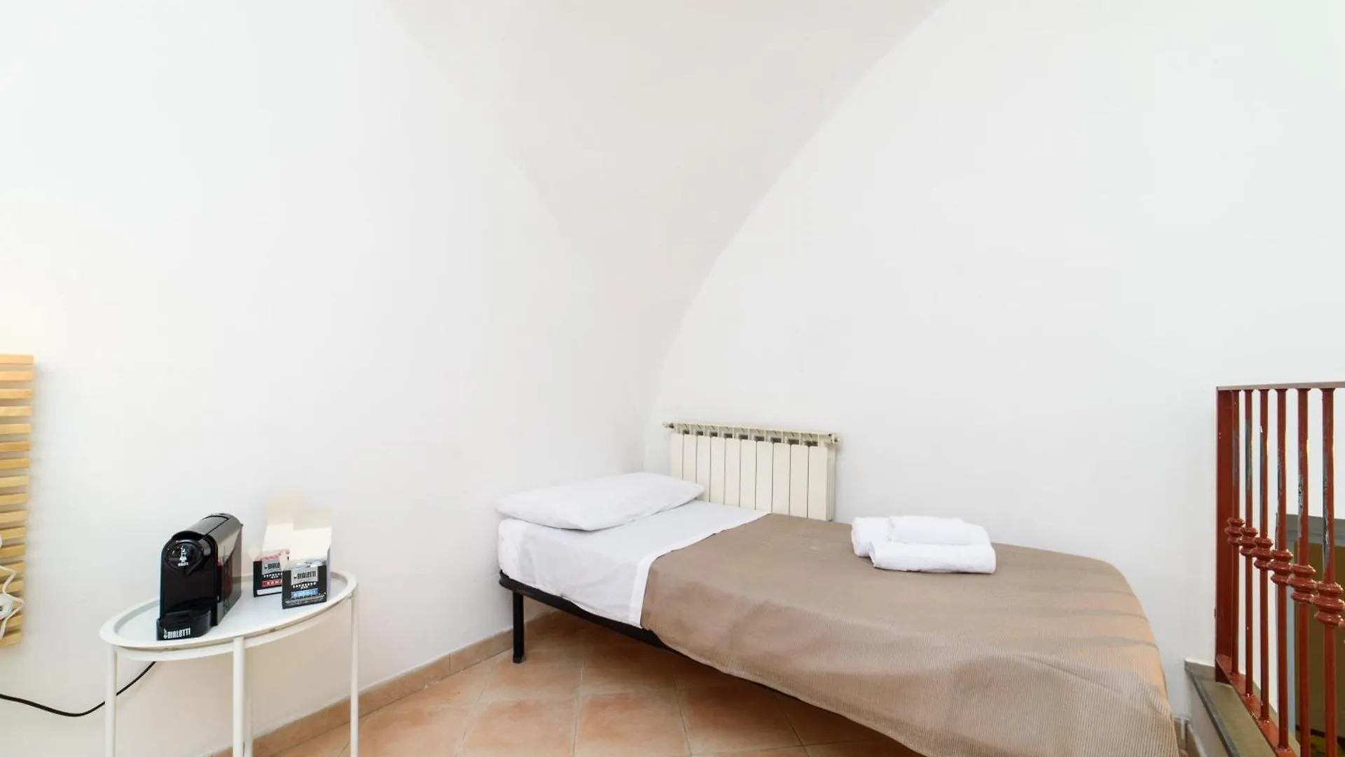 Toto 1 Room Naples 0*,