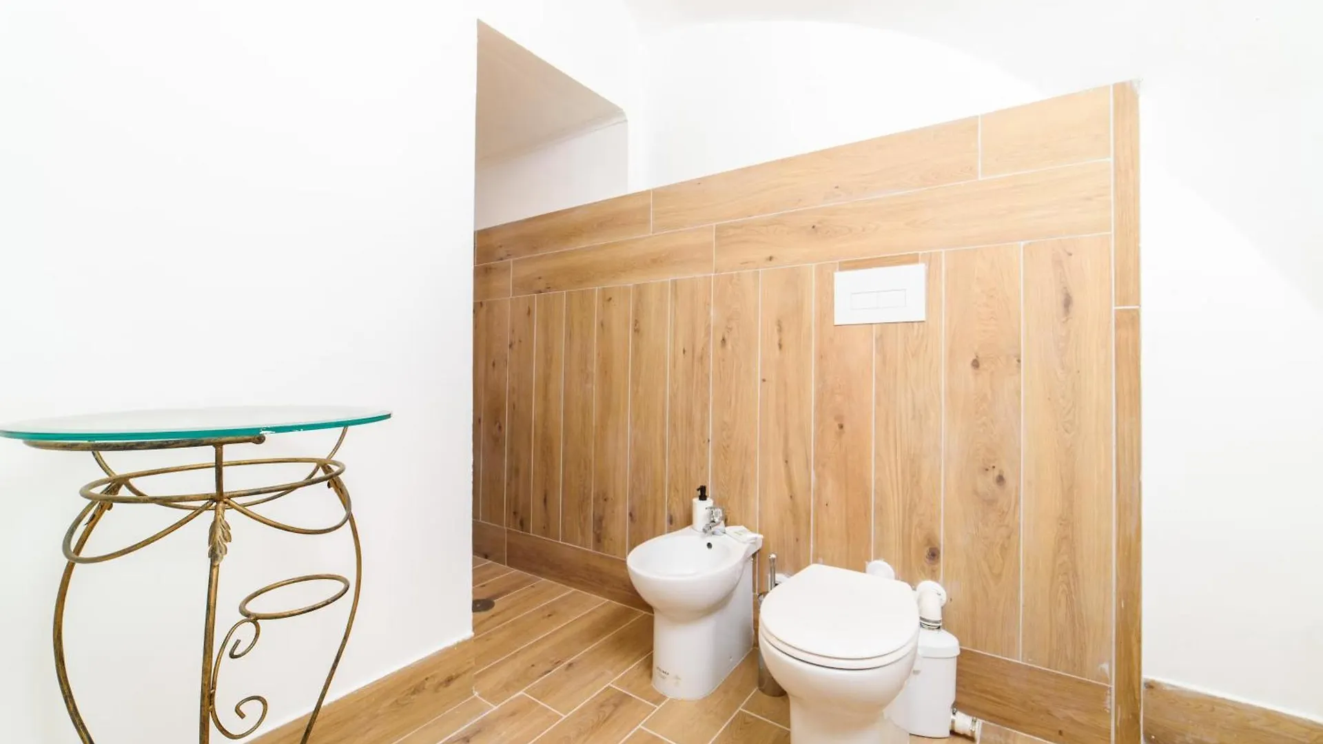 Toto 1 Room Naples
